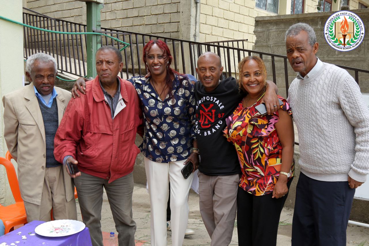 ልጆች እግር ኳስ ሲጫወቱ